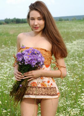 Молодая шалунья вертит голой попкой в поле