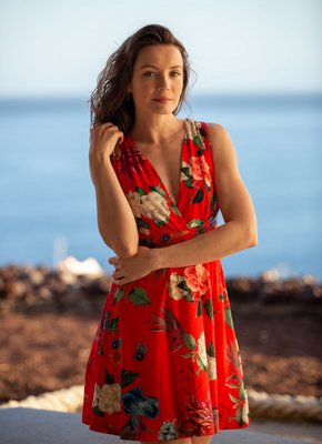 Голая женщина с маленькими острыми сосками