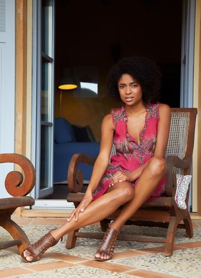 Негритянка засветила письку и волосатый лобок