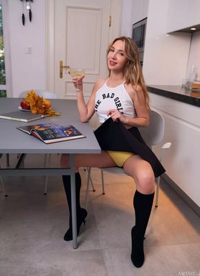 Пьяная телка показывает бритую пизду на камеру