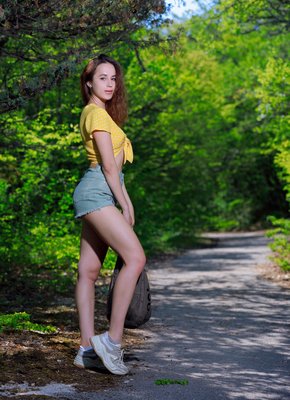 Голая девица раздвигает ножки на природе