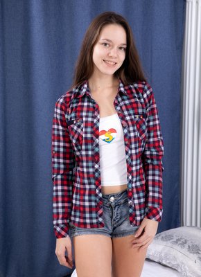 Детка в белых трусиках оголила розовую киску