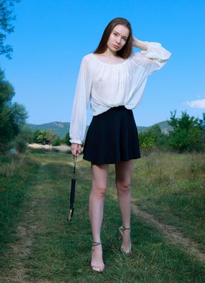 Длинноногая детка без трусиков позирует на природе