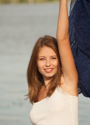 Голая девица развратно позирует на пляже