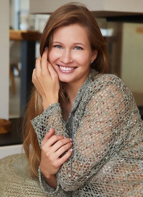 Развратная женщина с шикарными формами на полу