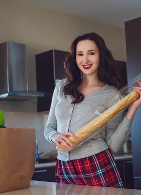 Домохозяйка с голыми сиськами разделась на кухне