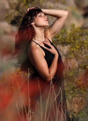 Страстная брюнетка показала волосатую пизду