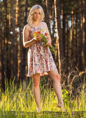 Обнаженная девушка отдыхает на природе