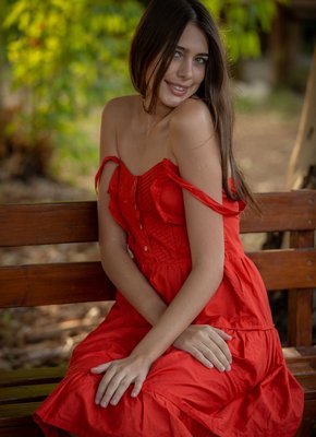 Девушка в красном оголила тело
