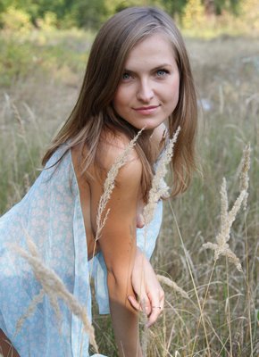 Голая простушка позирует на природе