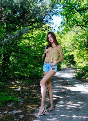 Девушка с хорошей фигурой разделась в лесу