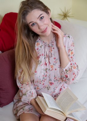 Русая девица без трусиков засветила пушистый лобок