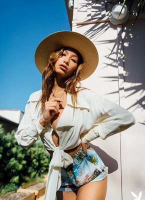 Горячая девушка загорает голышом