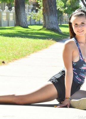 У девушки вываливаются титьки из майки