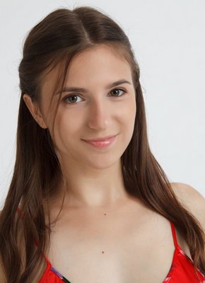 Девица оголила волосатую пилотку