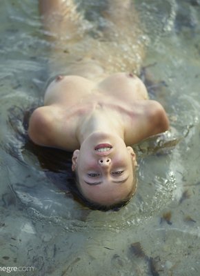 Красивая девица голая купается в море