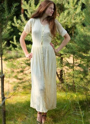 Скромница снимает платье в лесу