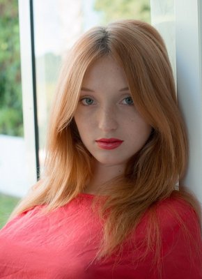 Рыжая красотка с классной попой