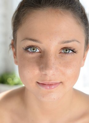 Молоденькая девушка позирует голышом