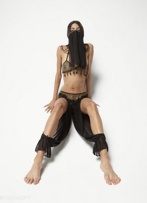 Восточная красавица развратно танцует на камеру