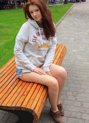 Студентка показала голую попку и бритую киску