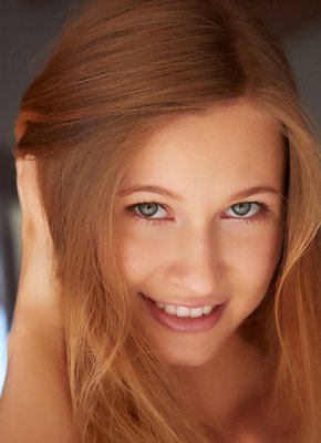 Высокая девушка умело скидывает летнее платье