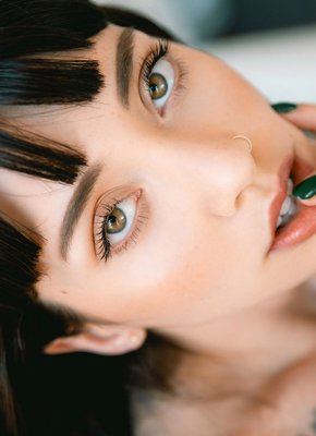 Шикарная брюнетка с упругой жопой без трусов