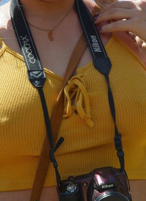 Пышная блондинка оголяла сиськи на прогулке