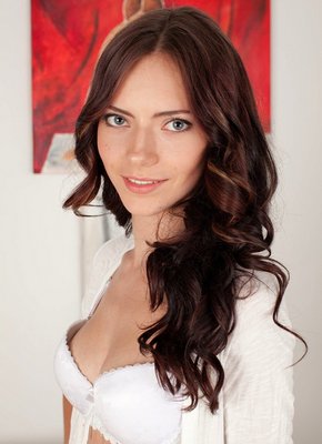 Худышка с волосатым лобком сняла трусики