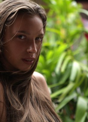 Девушка с красивым телом голая в спальне