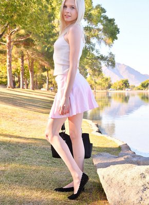 Раздвинула ноги и показала трусики под юбкой