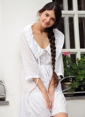 Молодая девка с миниатюрными сиськами сняла платье