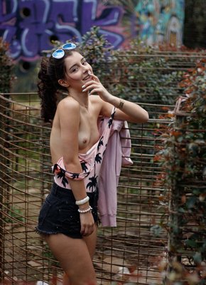 Девушка в шортах на роликах позирует на улице