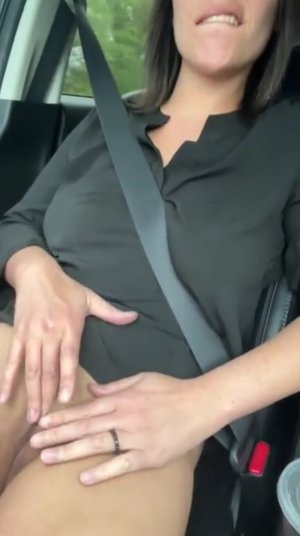 Непоколебимая извращенка снимает штаны прямо в машине и дрочит свою возбужденную киску