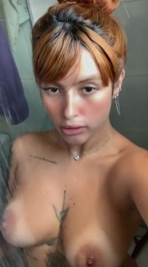 Татуированная рыжуха мацает свои большие мокренькие буфера в душе