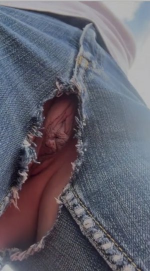 Сисястая дамочка в очках светит через дырку в штанах своей побритой пиздой